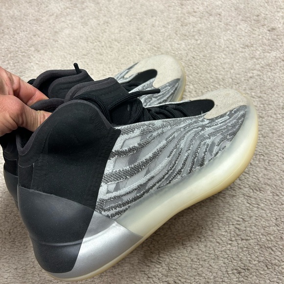 Yeezy quantum basketball sneakers - Picture 2 of 4